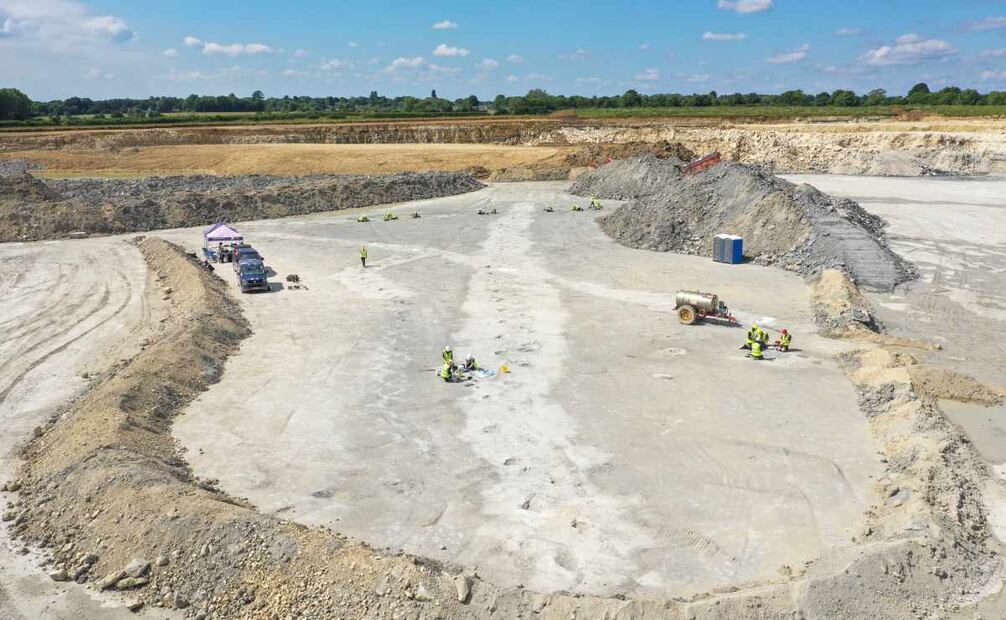 Un grupo de más de 100 investigadores de las Universidades de Oxford y Birmingham ha descubierto el mayor yacimiento de dinosaurios del Reino Unido, con más de 200 huellas que datan del periodo Jurásico Medio, hace 166 millones de años. La excavación, que se llevó a cabo en junio de 2024 en una cantera de Oxfordshire (noroeste de Londres), descubrió cinco extensas huellas de pisadas, con más de 150 metros de longitud en el caso de la más extensa, informó este jueves la Universidad de Birmingham en un comunicado. Foto: EFE