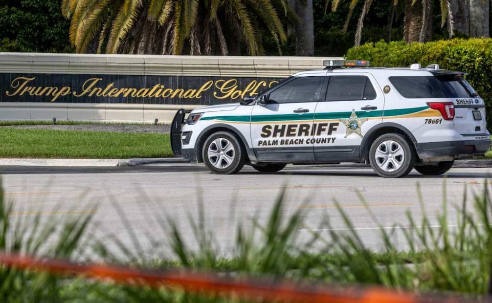 Agentes del Sheriff de Palm Beach vigilan la entrada del Trump International Golf Club en West Palm Beach, Florida (Estados Unidos), el 15 de septiembre de 2024, donde se registraron disparos. Según el FBI, están siguiendo una investigación de lo que parece ser un intento de asesinato del expresidente Donald Trump. El sheriff del condado de Palm Beach, Ric Bradshaw, explicó que los agentes del Servicio Secreto de EEUU encontraron a un hombre apuntando con un rifle tipo AK con mira telescópica hacia el club cuando Trump se encontraba en el campo. Foto: EFE