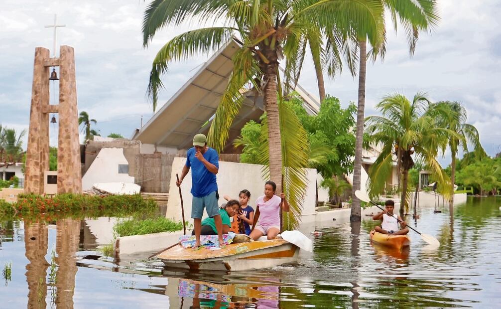 En la colonia Parque Ecológico, de Acapulco, la gente va en lanchas a ver si el agua ya bajó en sus casas. Foto: Valente Rosas | El Universal