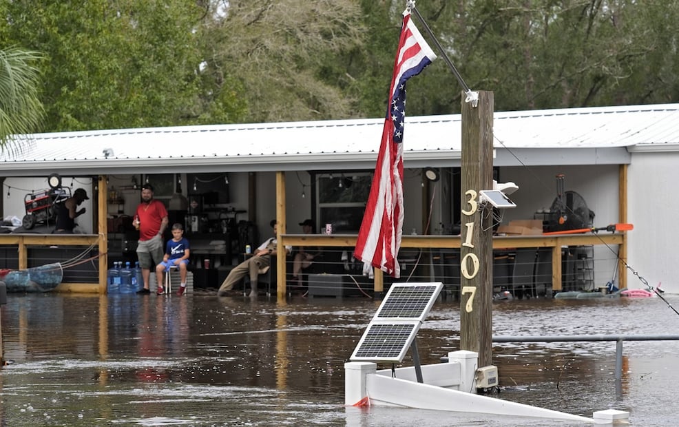 El huracán Milton se adentró al océano Atlántico tras atravesar Florida, donde dejó al menos 16 muertos, inundaciones y miles sin electricidad, reportaron autoridades. Foto: AP