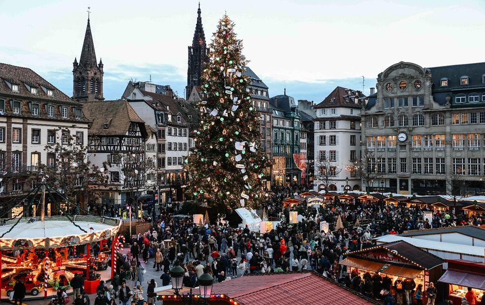 Imagen del árbol de Navidad gigante en la plaza Kleber en donde se encuentra el tradicional mercado navideño de Estrasburgo, al este de Francia. Foto: AFP