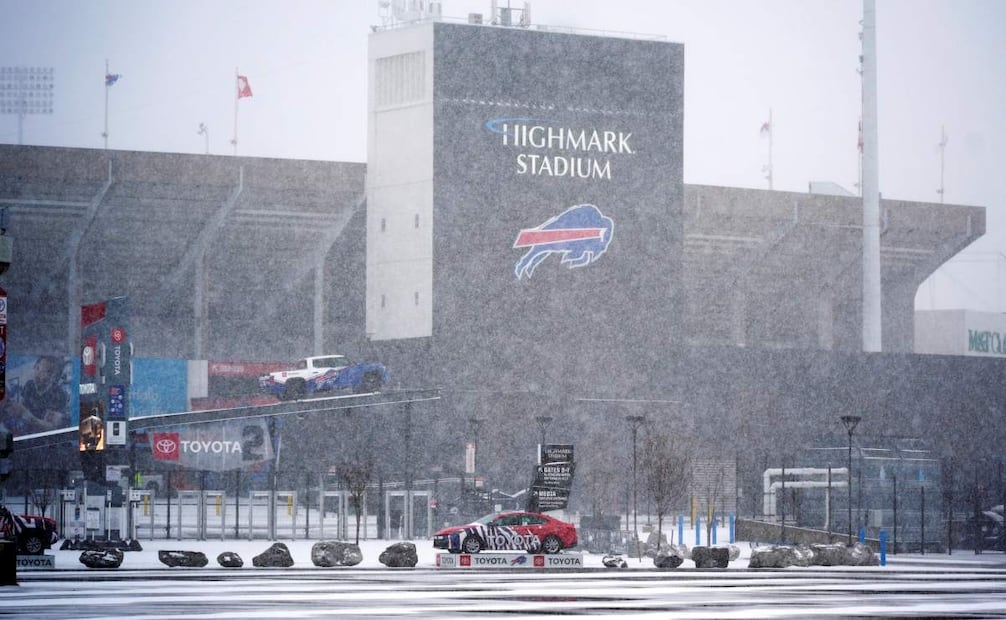 Nieve cae sobre el Highmark Stadium y los estacionamientos circundantes en Orchard Park, Nueva York, el sábado 30 de noviembre de 2024. Foto: AP