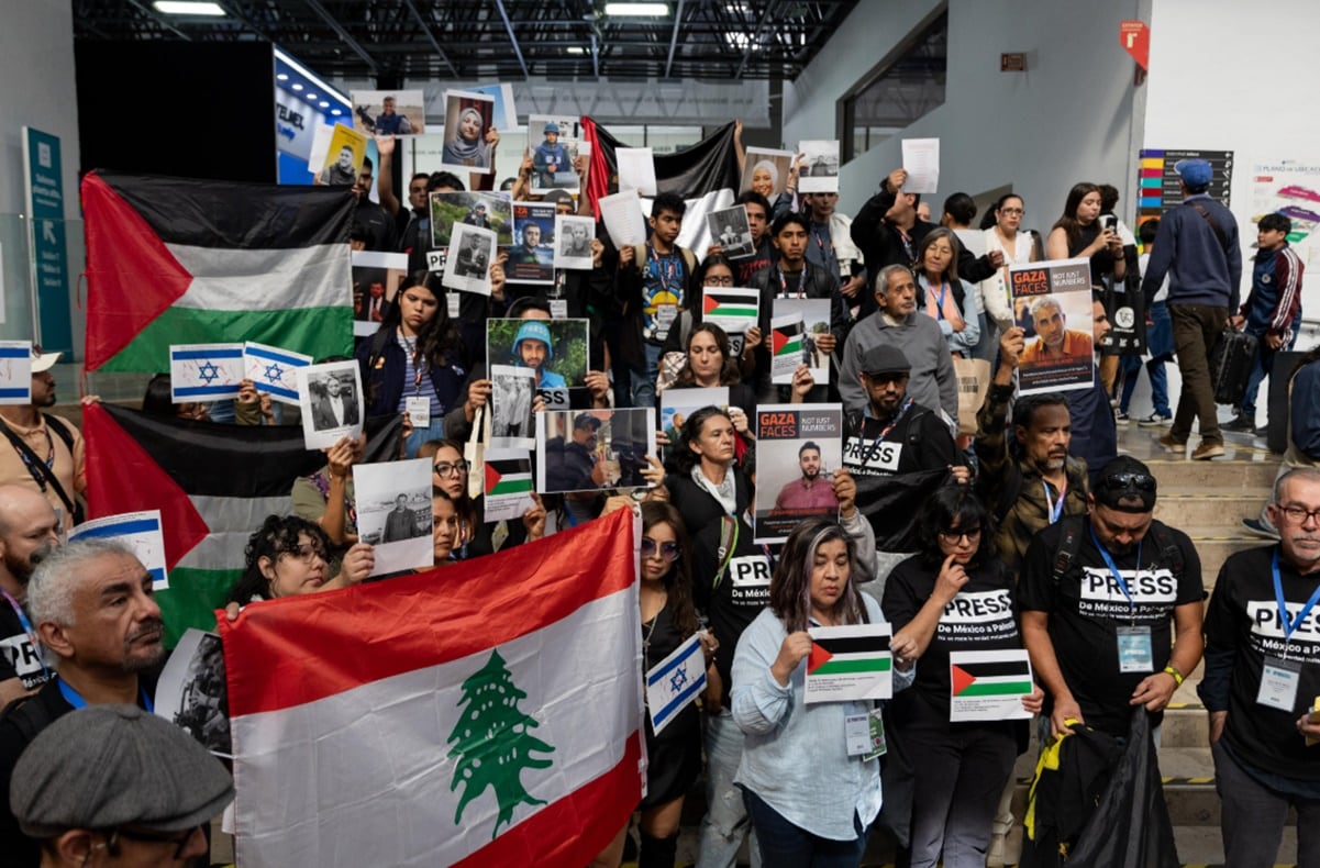 Periodistas protestan a favor de Palestina en la FIL Guadalajara