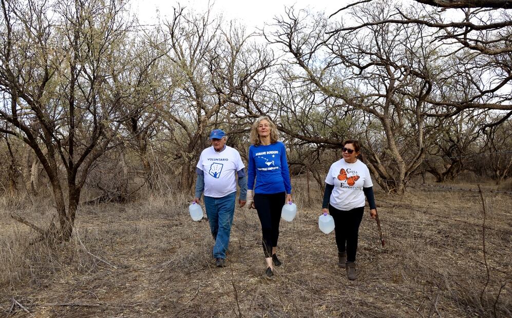 Integrantes de organizaciones sociales de Arizona se han organizado para dejar galones de agua en el desierto fronterizo con México. Foto: Valente Rosas/EL UNIVERSAL