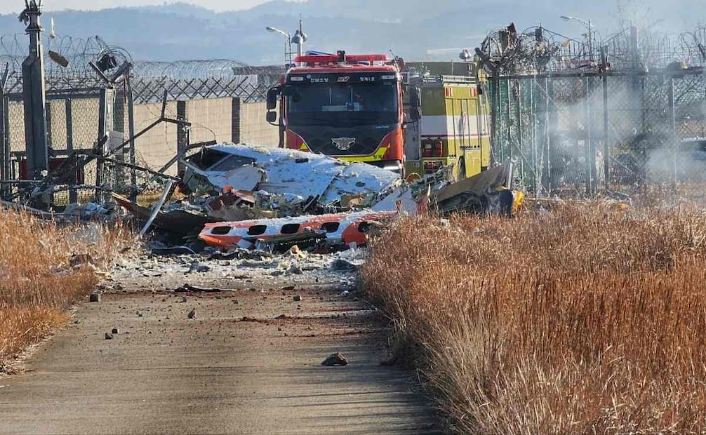 Restos del avión  Boeing 737-800, vuelo 2216 de Jeju Air. Se desvió de la pista y chocó contra la valla perimetral. (28/12/24) Foto: AP