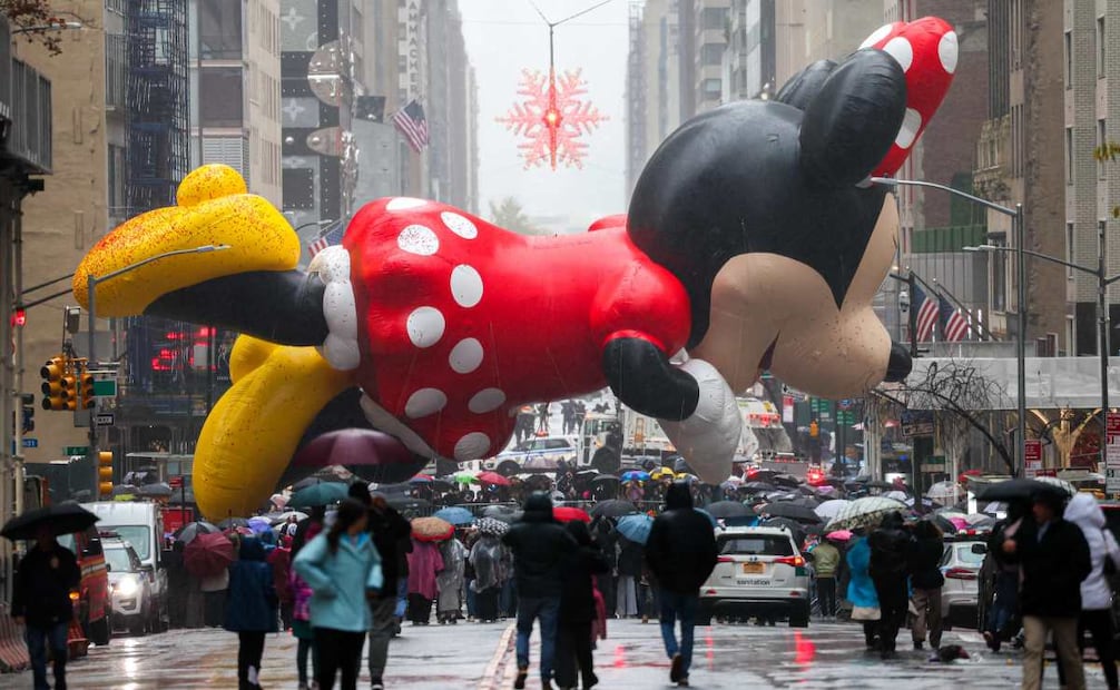 El globo de Minnie Mouse flota durante el desfile anual del Día de Acción de Gracias de Macy's en la ciudad de Nueva York el 28 de noviembre de 2024. Foto: AFP