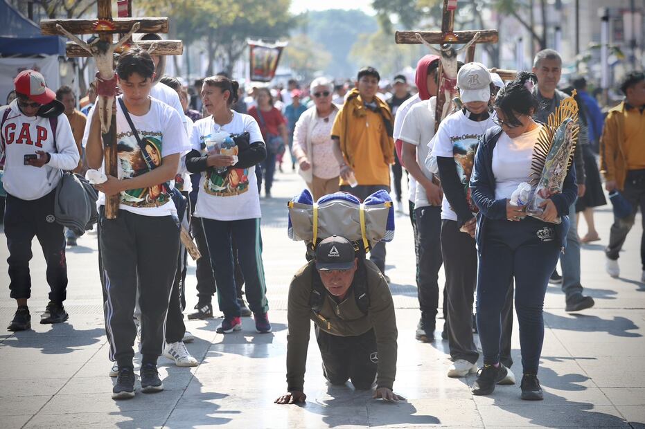 Con mucha fe, pero agotados físicamente, cientos de peregrinos acuden al templo mariano para cumplir sus mandas o promesas a la Virgen de Guadalupe. (Foto: Berenice Fregoso/ EL UNIVERSAL)