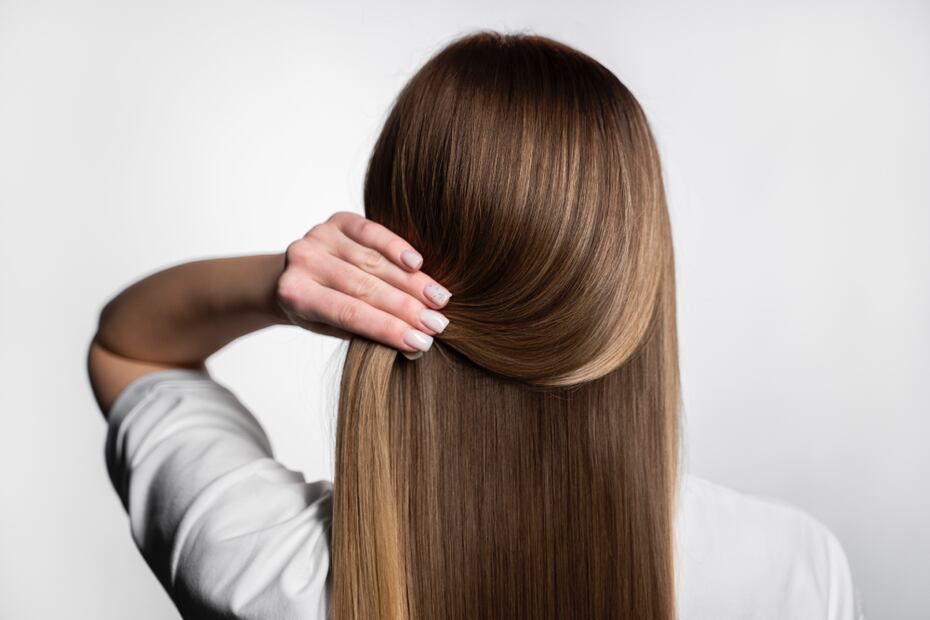 Cortar las puntas abiertas del cabello.  Foto: Freepik