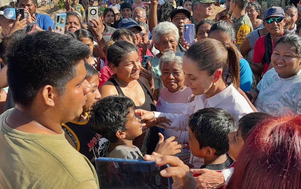 Durante su recorrido interactuó con habitantes de la colonia Alejo Peralta a donde acudió parta revisar los daños que ocasionó este fenómeno natural. Foto: especial