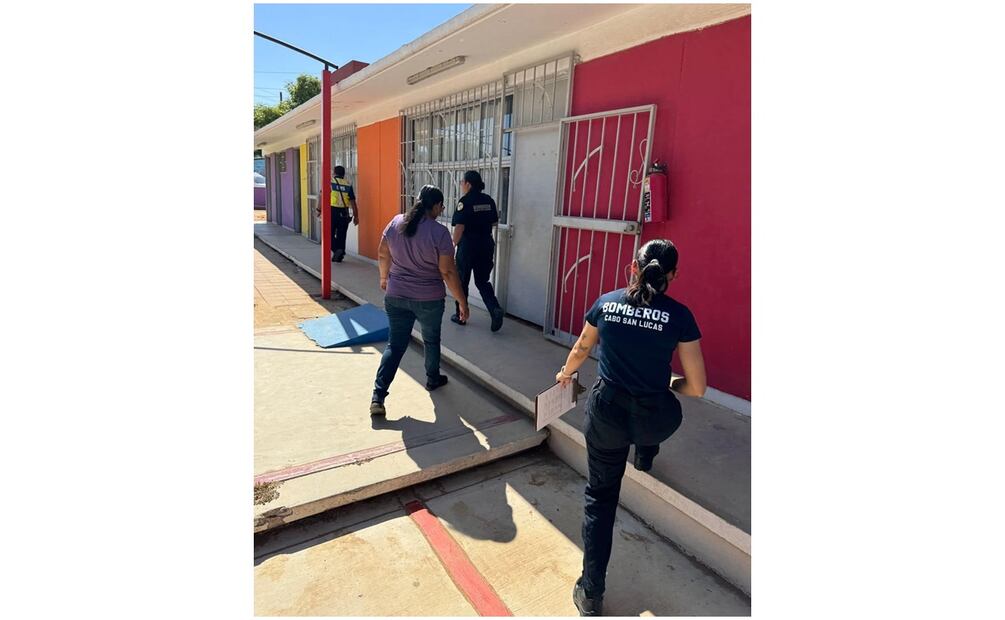 Autoridades inspeccionan escuelas luego del sismo en Los Cabos, Baja California Sur. Foto: Especial