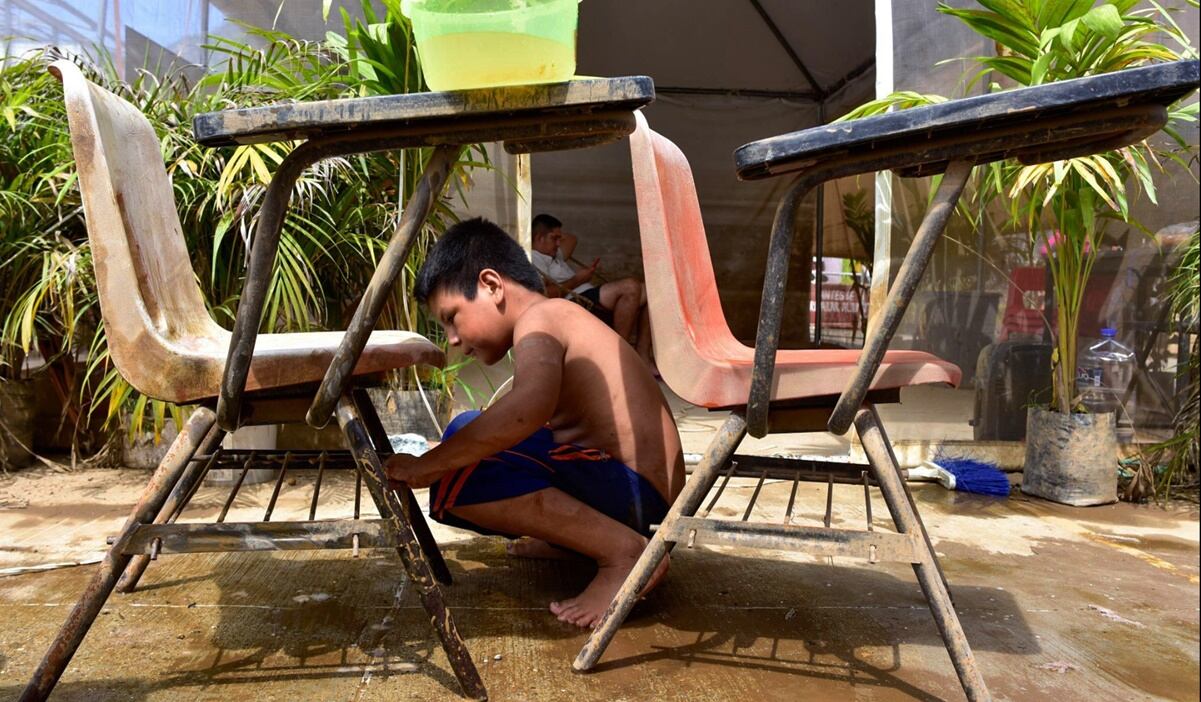 PHOTOS: Parents and students clean schools in Acapulco to return to classes