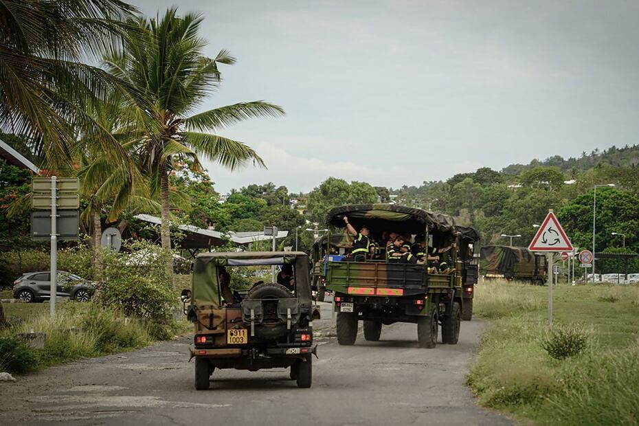 Esta fotografía sin fecha tomada muestra a miembros de la Seguridad Civil francesa en camiones en el departamento francés de ultramar de Mayotte, antes del paso del ciclón Chido. Foto: AFP