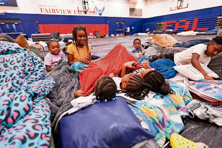 Habitantes de Tallahassee, después de ser evacuados a un refugio antes de que llegue el huracán Helene, en el condado de León, Florida. Foto: de Gerald Herbert. AP