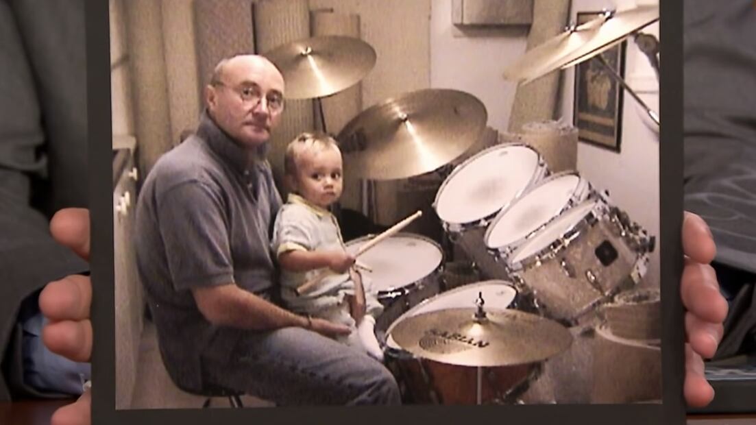 Phil Collins posa en la batería junto a su tercer hijo, Nicholas, que en la actualidad tiene 22 años y también es baterista.
Foto: YouTube