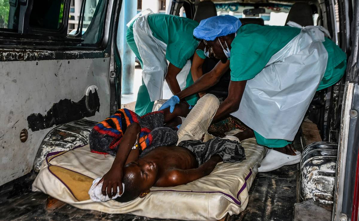 Un niño herido tendido en una camioneta al que atendieron cuando llega para recibir tratamiento después de una ola de ataques suicidas en el noreste de Nigeria. Foto: AFP