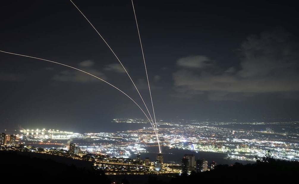 El sistema de defensa aérea israelí Cúpula de Hierro dispara para interceptar cohetes lanzados desde el Líbano. Foto: AP