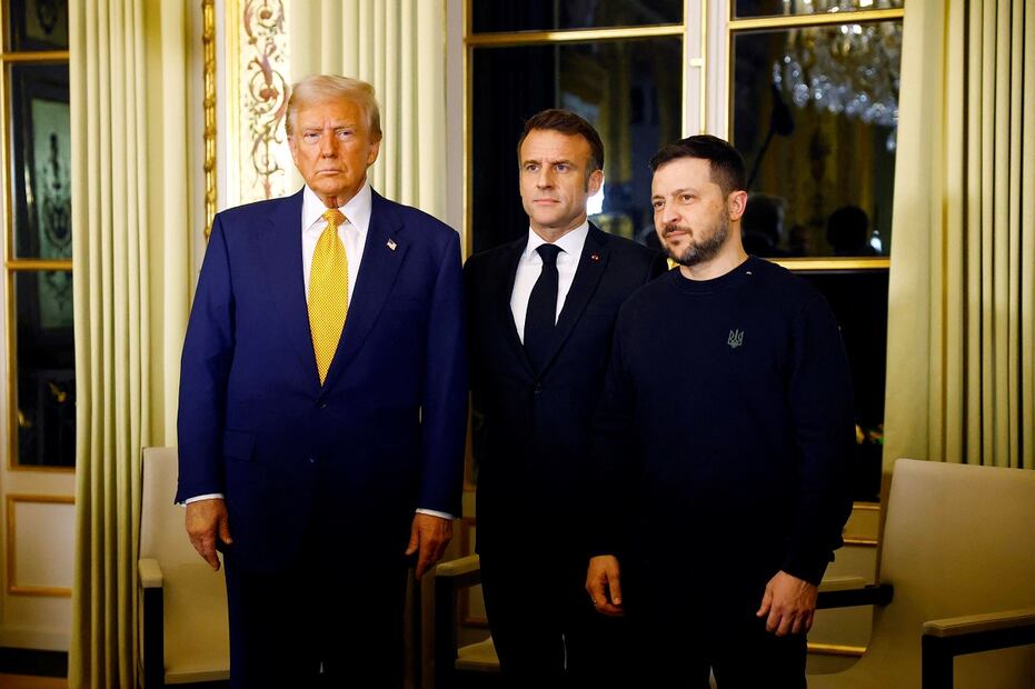 El presidente francés Emmanuel Macron (centro), con el próximo mandatario estadounidense Donald Trump y el presidente ucraniano Volodimir Zelensky antes de una reunión trilateral en el Palacio del Elíseo, como parte de las ceremonias que marcan el reapertura de la catedral de Notre Dame de París Foto: EFE