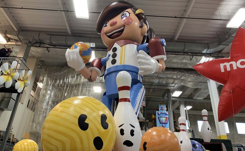 Fotografía de una carroza con la imagen de 'Strikes Again' de Go Bowling, que formará parte del Desfile de Acción de Gracias de Nueva York, durante la presentación de las nuevas carrozas y globos en Macys Studios en Nueva Jersey (Estados Unidos). Wednesday Addams con la cabeza de su hermano en una bandeja, una versión modernizada de Dora la exploradora, el oso amarillo de los dulces de Haribo y los animales del Zoo de Bronx son algunas de las nuevas carrozas y globos que formarán parte de la cabalgata de Acción de Gracias de Nueva York, tradición que este año cumple un siglo. Foto: EFE