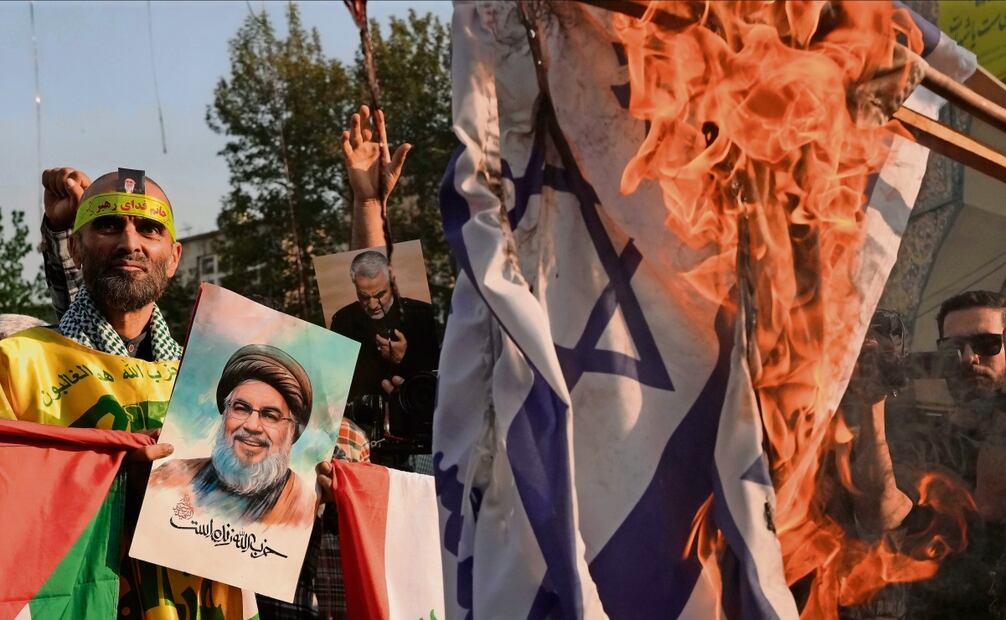 Un manifestante iraní sostiene un cartel del líder asesinado de Hezbolá,
Hassan Nasralá, durante una protesta contra Israel en Teherán. Foto: Vahid Salem AP