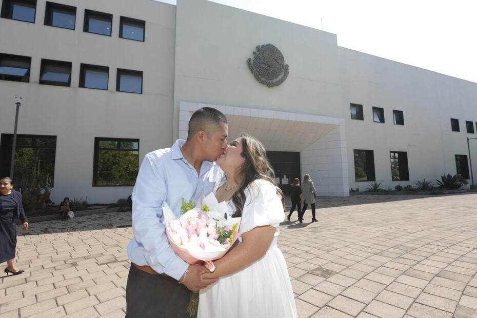 Con vestidos de blanco las mujeres y trajes los varones, acompañados por familiares y amigos, las parejas escucharon las palabras de la jueza que los casó. Foto: Francisco Rodríguez/ EL UNIVERSAL