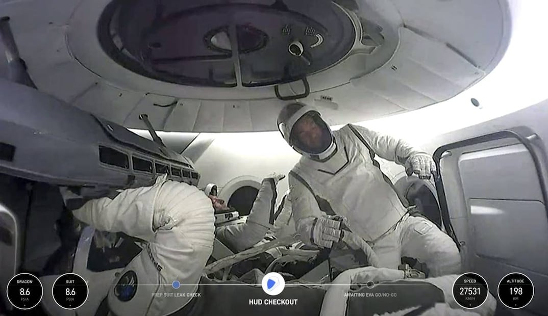 Tripulación de la primera caminata espacial privada dirigida por el multimillonario tecnológico Jared Isaacman. FOTO: AP