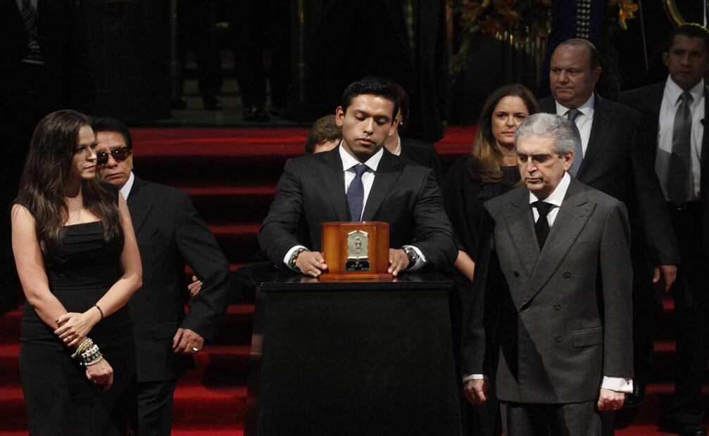 Iván Gabriel, hijo mayor de Juan Gabriel, fue el encargado de colocar las cenizas de “El Divo” en la escalinata del Palacio. Foto: Cuartoscuro