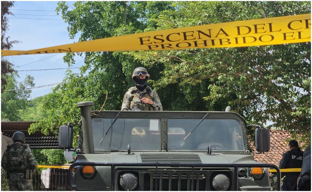 Elementos de seguridad vigilan zona donde está detenido el sujeto que lanzó púas de acero a militares en Sinaloa. Foto: Cortesía