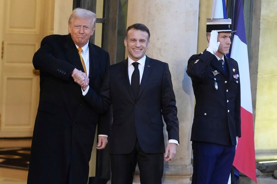 El presidente francés, Emmanuel Macron, a la derecha, da la bienvenida al próximo mandatario Donald Trump cuando llega al Palacio del Elíseo, el sábado 7 de diciembre de 2024 en París. Foto: AP