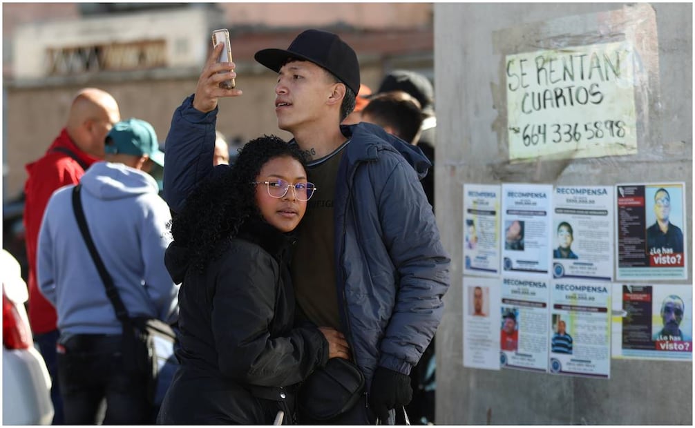 Migrantes de diversas nacionalidades que tenían su cita CBP One y que ya no es válida se encuentran en el cruce fronterizo El Chaparral en espera de nuevas noticias sobre su situación migratoria. Foto: Diego Simón / EL UNIVERSAL