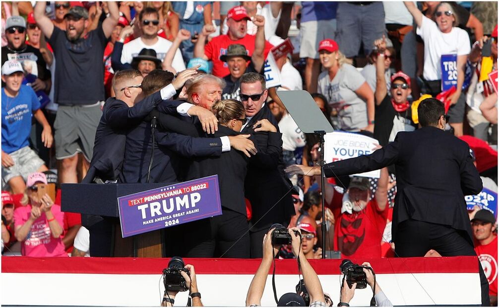 Donald Trump es resguardado por el Servicio Secreto después de recibir un balazo en la oreja derecha. Foto: David Maxwell/EFE