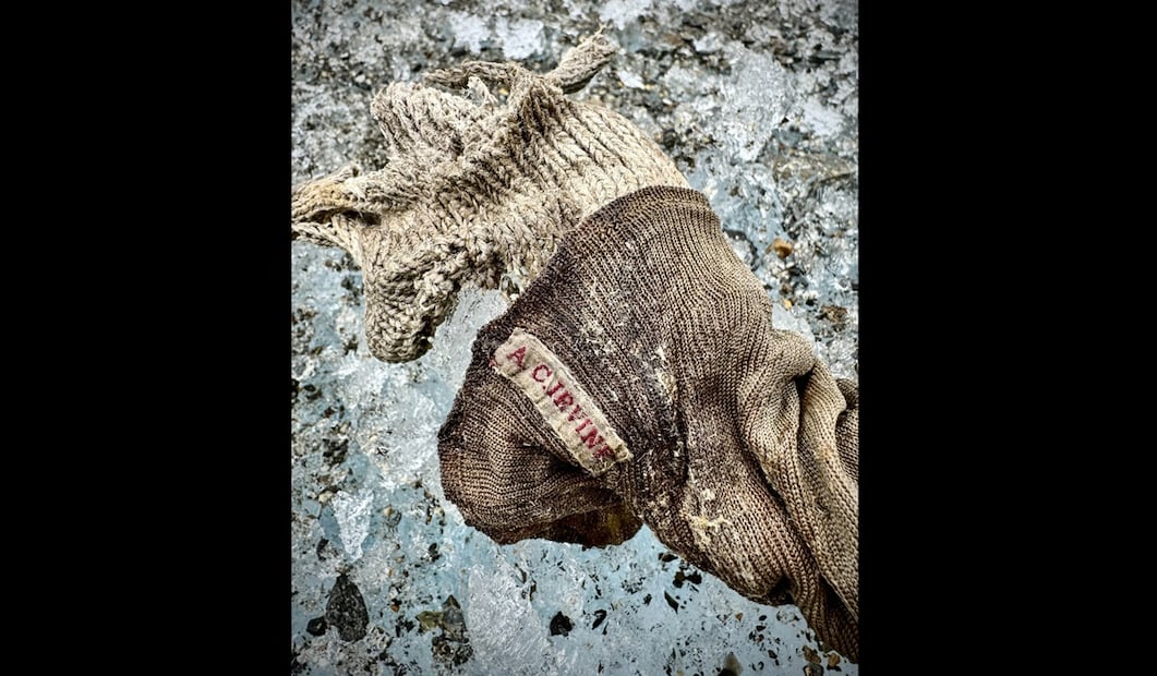 Mientras el equipo se encontraba filmando en las alturas de la montaña encontraron parte de una calceta que tenía grabado el nombre de A.C. Irvine y una bota, quienes alertaron a la Asociación de Montañismo del Tibet Chino, los responsables de los permisos para escalar. Foto: AP