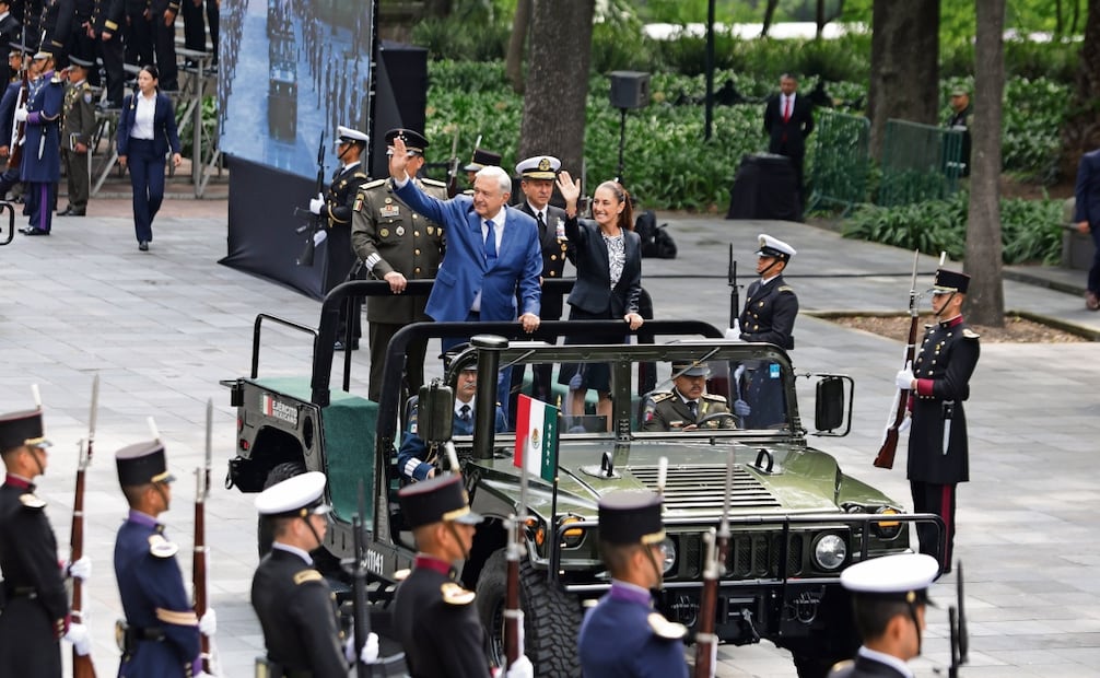 López Obrador y Sheinbaum Pardo llegaron en un vehículo militar Humvee a la ceremonia del 177 aniversario de la Gesta Heroica de los Niños Héroes de Chapultepec. Foto: Carlos Mejía / EL UNIVERSAL