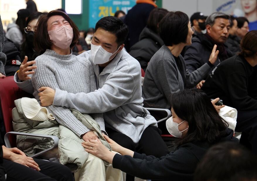 La gente lamenta el accidente de un avión de Jeju Air que se estrelló en el Aeropuerto Internacional de Muan, al suroeste de Seúl, Corea del Sur, el 29 de diciembre de 2024. FOTO: EFE