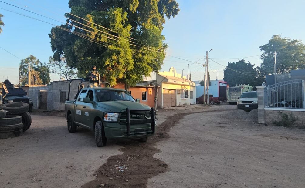 Civiles armados incendian salón de fiestas y atacan negocio de comida rápida en Culiacán; alumnos de escuela cercana se refugian durante tiroteo. Foto: Javier Cabrera Martínez