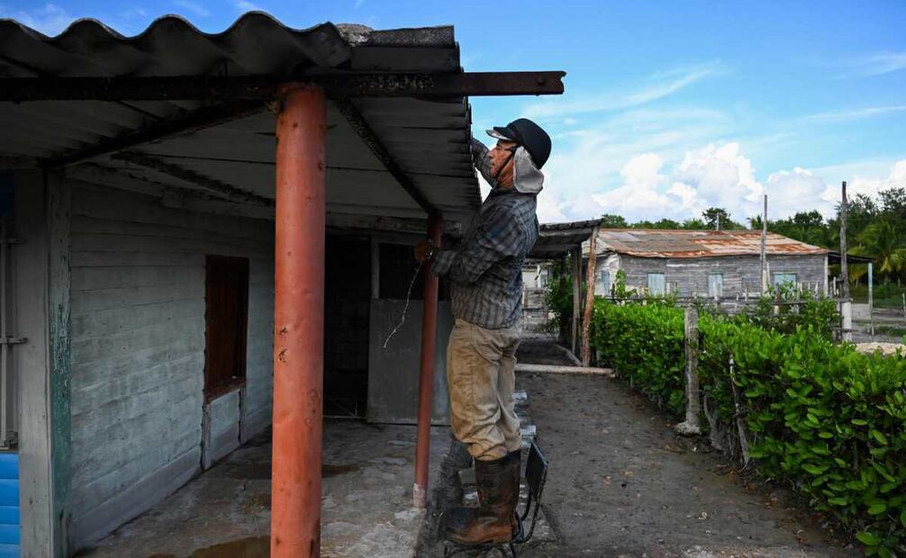 La agencia de Protección Civil de Cuba emitió un mensaje a la población para que se prepare lo antes posible, destacando la importancia de permanecer en un sitio fijo una vez que la tormenta toque tierra. Foto: AFP