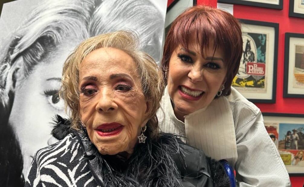 Silvia Pinal y Alejandra Guzmán posan juntas en una foto que la cantante compartió recientemente en sus redes.