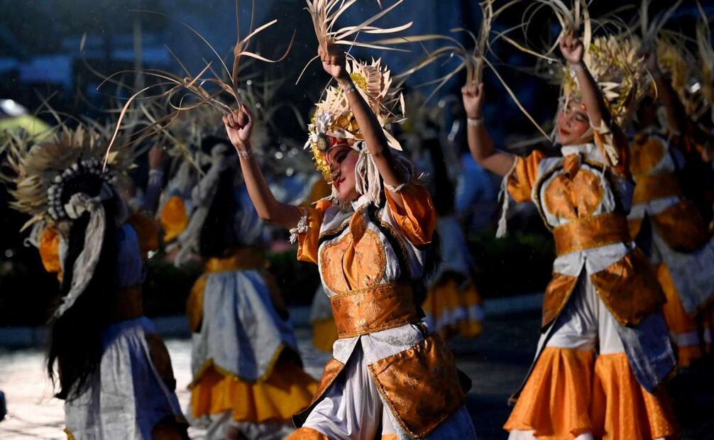 Bailarines tradicionales balineses actúan durante la danza de liberar el sol 2024, dando la bienvenida al sol 2025, una celebración de Nochevieja en Denpasar, en la isla turística de Bali, Indonesia, el 31 de diciembre de 2024. Foto: AFP