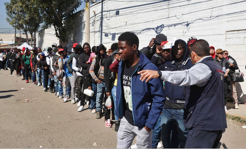 Migrantes desbordan asistencia a oficinas de la Comar en Naucalpan para quedarse en el país. Foto: Diego Simón Sánchez/EL UNIVERSAL