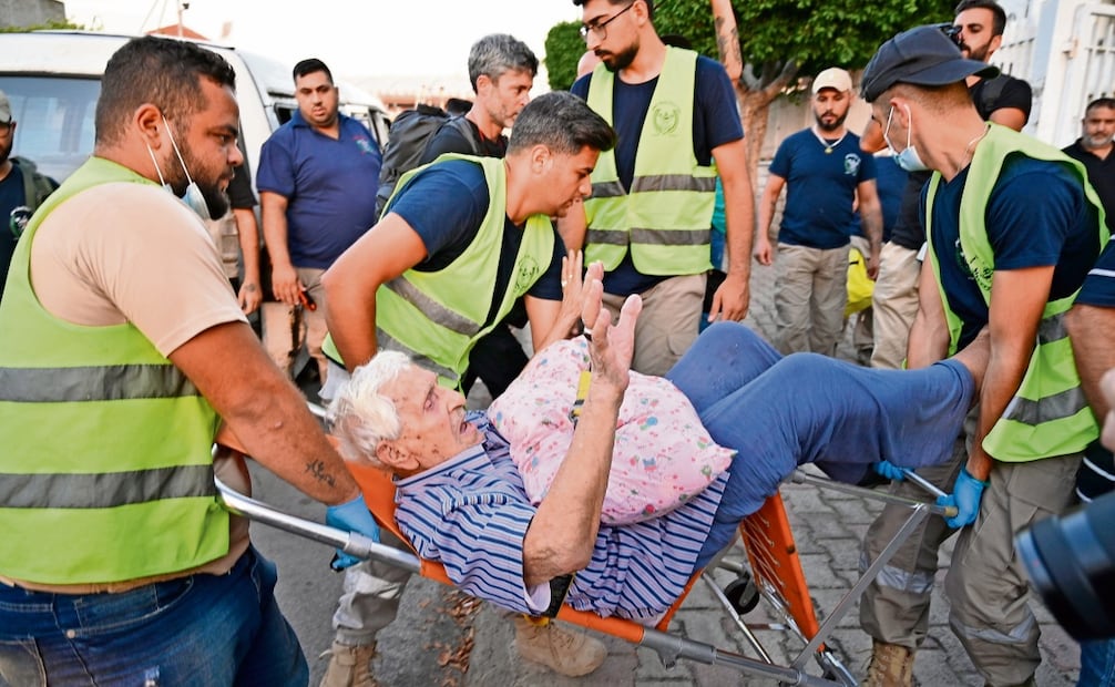 Voluntarios ayudan a un anciano en Beirut, en momentos en que miles de personas huyen del sur de Líbano, bombardeado por Israel. Foto: EFE