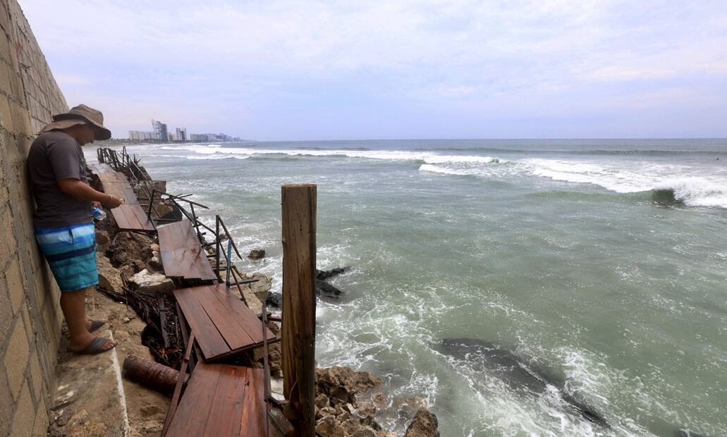 Los habitantes de Revolcadero, que viven principalmente de sus pequeños restaurantes y locales de souvenirs, ahora caminan entre los destrozos que dejaron las lluvias del huracán John, sorteando las enormes grietas frente a la costa. Foto: Valente Rosas/EL UNIVERSAL