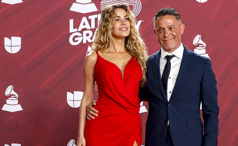 Alejandro Sanz y su novia Candela Márquez en la alfombra de los Latin Grammy 2024. Foto: EFE.