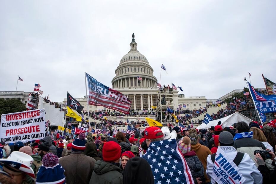 Alborotadores leales al entonces presidente Donald Trump se manifiestan en el Capitolio de Estados Unidos en Washington el 6 de enero de 2021. Foto: AP