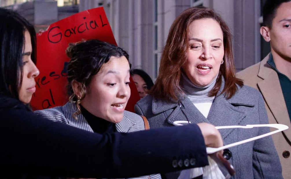 Linda Cristina Pereyra (derecha) sale del tribunal federal después de que su esposo, el exsecretario de Seguridad Pública de México, Genaro García Luna, fue sentenciado en el distrito de Brooklyn, Nueva York, el 16 de octubre de 2023. Foto: AFP