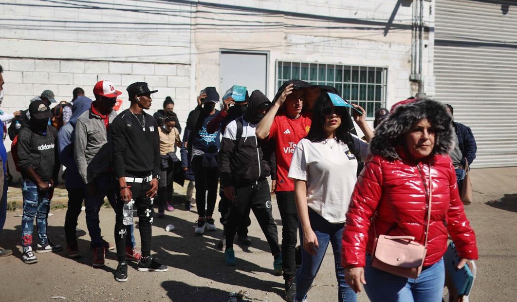 Migrantes desbordan asistencia a oficinas de la Comar en Naucalpan para quedarse en el país. Foto: Diego Simón Sánchez/EL UNIVERSAL