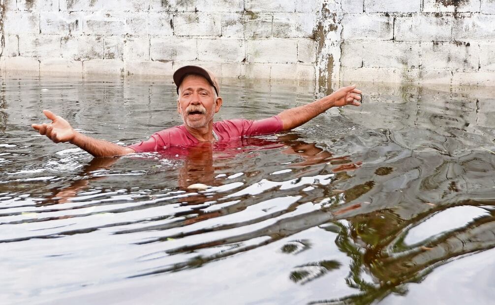 Simón Vargas, pescador de la laguna de Tres Palos, espera a que baje el nivel del agua para poder entrar a su casa y hacer el recuento de los daños. Foto: Valente Rosas | El Universal