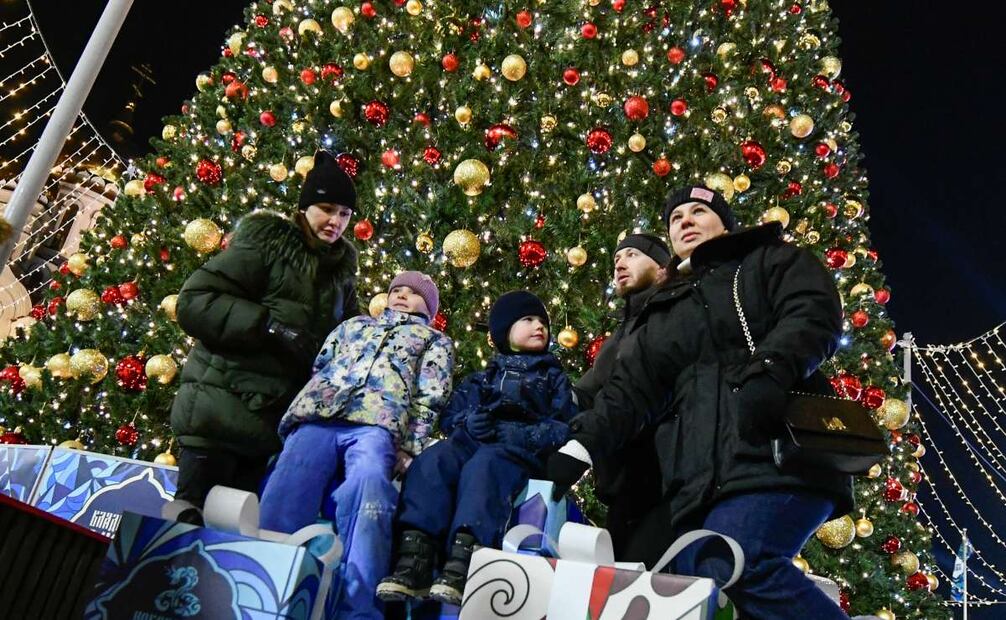 Un grupo de personas posan para una fotografía en el centro del puerto ruso de Vladivostok, en el extremo oriente de Rusia, el martes 31 de diciembre de 2024, mientras se reúnen para celebrar el año nuevo. Foto: AP