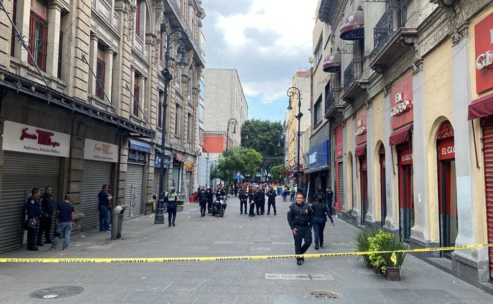 La zona de la calle de Motolinia casi al cruce con 5 de Mayo fue acordonada por autoridades locales tras el ataque en el que resultó lesionada Diana Sánchez Barrios y una persona falleció este 17 de octubre. / Foto: Valente Rosas EL UNIVERSAL.