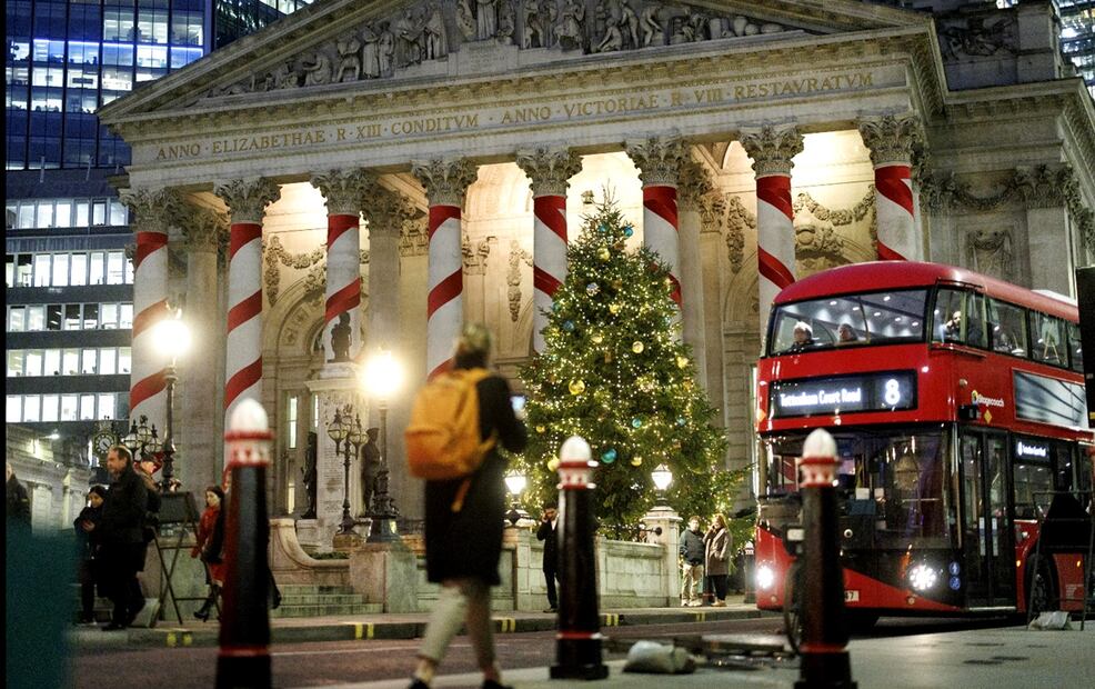 Personas pasan junto al edificio Royal Exchange adornado con motivos navideños en Londres, Reino Unido. Foto: EFE