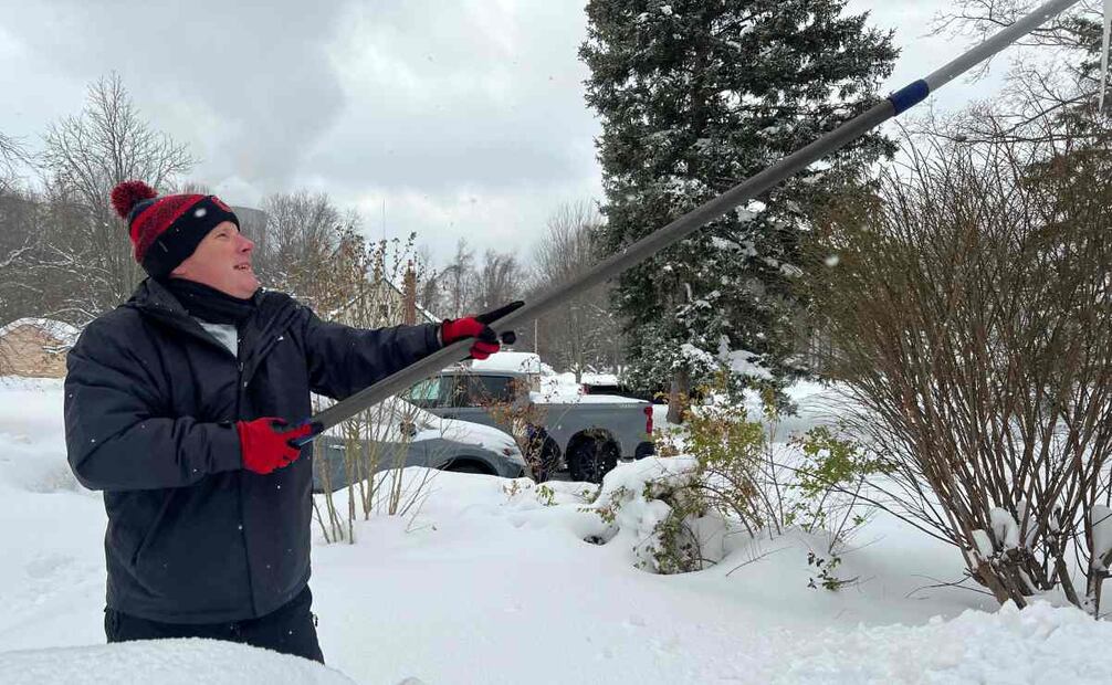 Una persona despeja la nieve del techo de su casa en North Perry, Ohio, el 3 de diciembre del 2024. Foto: AP