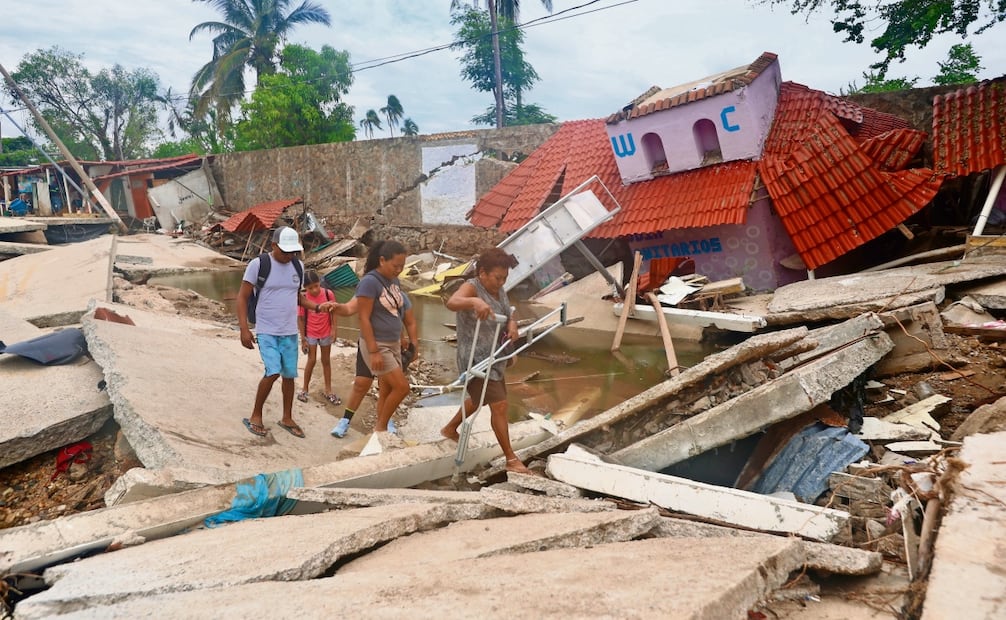 Playa Revolcadero quedó destruida por el desborde de los ríos y los deslaves de los cerros. Los comerciantes del lugar perdieron sus negocios. Foto: Valente Rosas | El Universal